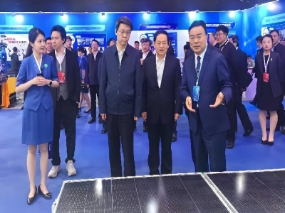 当机器人学会“擦亮阳光”丨天意机械光伏清洁方案亮相山东省机器人大会